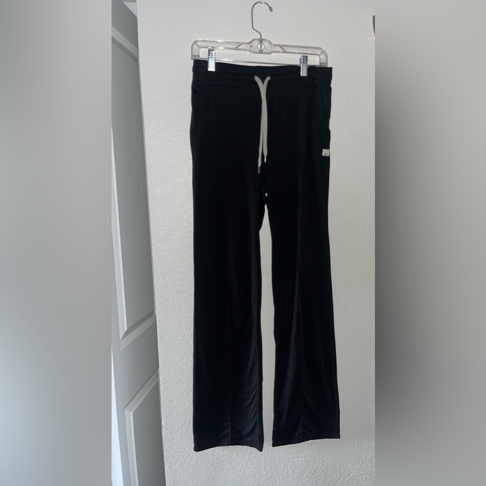 Vuori Black heather sweatpants.
